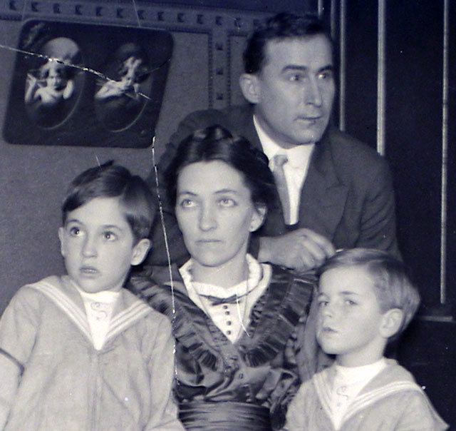 stiff-family-eyes-open-detail